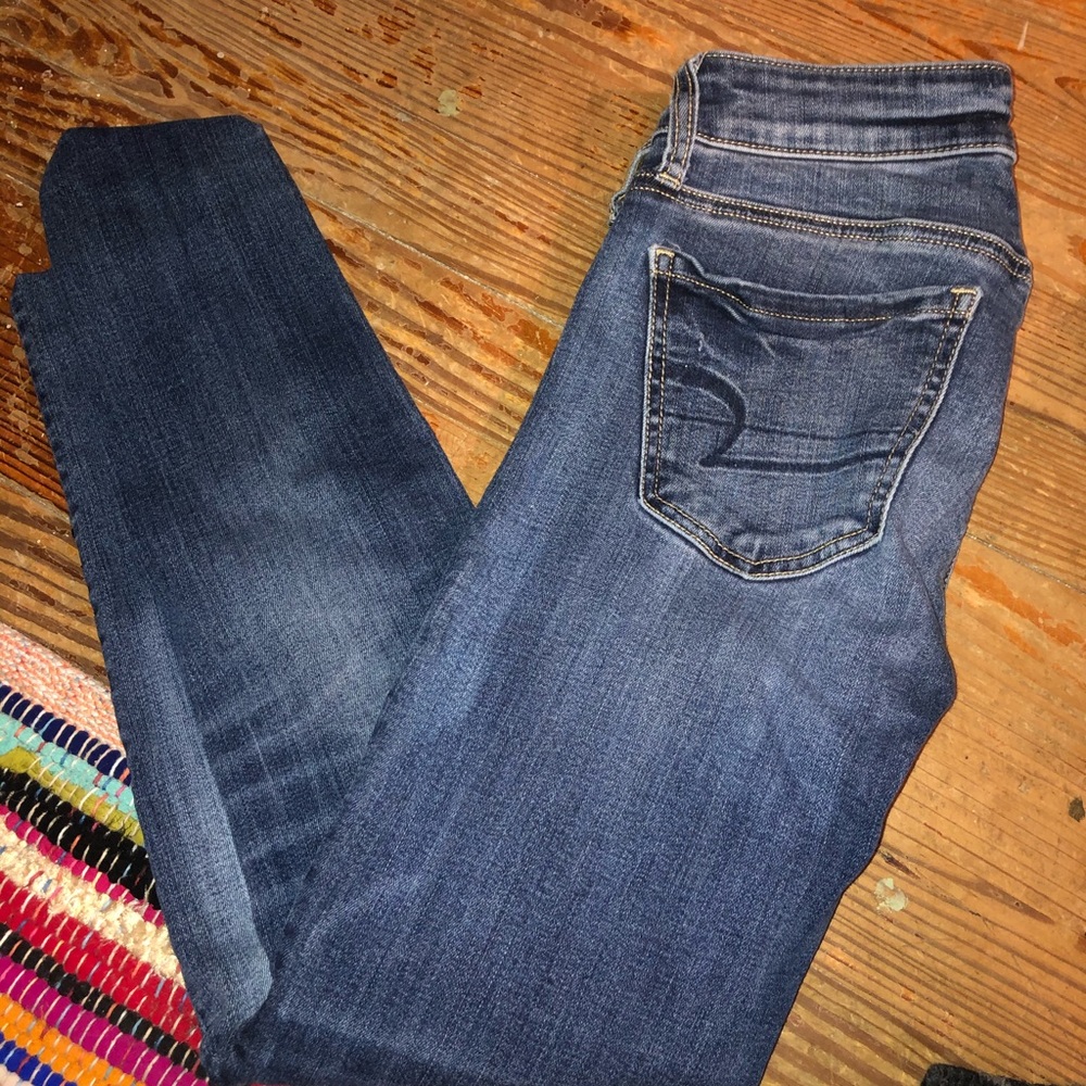 Light wash AE low rise skinny jeans